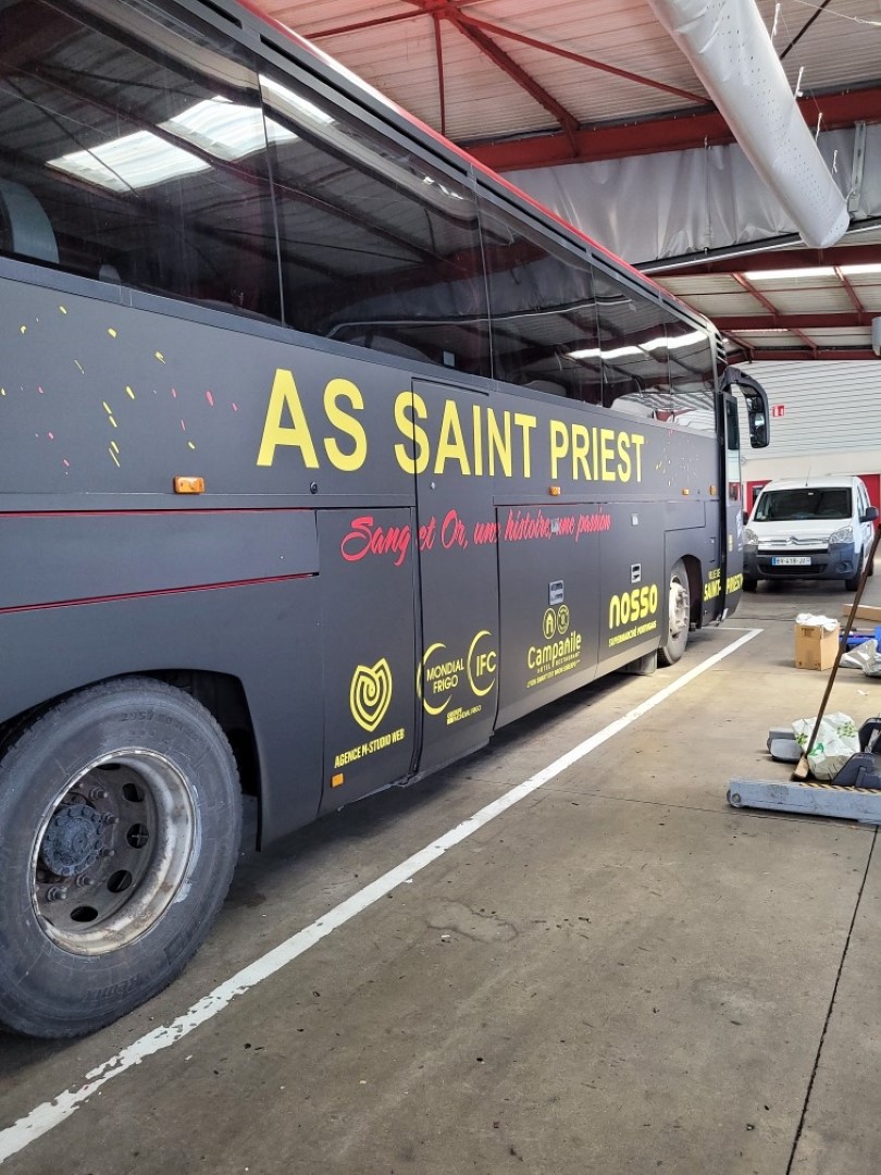 bus noir et dorée de As Saint Priest